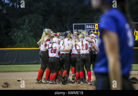 Davenport, Iowa, USA. 10 Luglio, 2017. Assunzione giocatori festeggiare la conquista la loro 3A softball regionale finale al San Vincenzo Centro in Davenport Lunedì, 10 luglio 2017. Assunzione sconfitto West Liberty 10-0 per passare allo stato torneo. Credito: Andy Abeyta, Quad-City volte/Quad-City volte/ZUMA filo/Alamy Live News Foto Stock