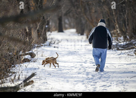 Milano, Iowa, USA. Xx Dec, 2016. Jeff Conroy di Milano cammina il suo cane cannella lungo la primitiva tratto del fiume Rock Trail in Milano Martedì, 20 dicembre 2016. Conroy scoperto il sentiero quattro settimane fa ed è stato camminando regolarmente poiché, tempo permettendo. Credito: Andy Abeyta/Quad-City volte/ZUMA filo/Alamy Live News Foto Stock