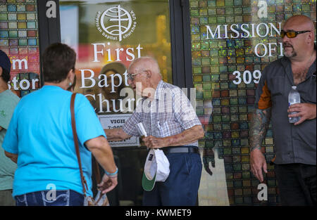 East Moline, Iowa, USA. 21 Ago, 2017. Joe Scherschel di Hampton apre la porta per gli ospiti prima di una veglia presso la prima chiesa battista a East Moline Lunedì, Agosto 21, 2017. Trudy Appleby di Moline è scomparso il 21 agosto 1996 quando aveva appena 11 anni. Dopo 21 anni che lei non è ancora stata trovata ma le nuove informazioni è stato rilasciato dalla polizia, denominazione William ''de'' Smith come eventualmente l'ultima persona a vedere Trudy e una persona di interesse. Credito: Andy Abeyta, Quad-City volte/Quad-City volte/ZUMA filo/Alamy Live News Foto Stock