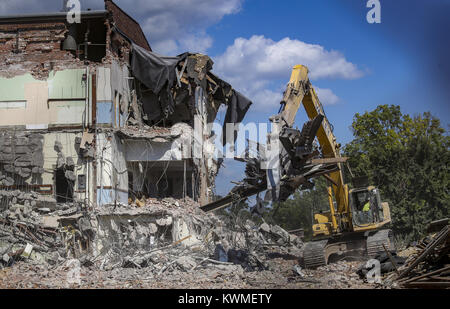 Davenport, Iowa, USA. 8 Ago, 2017. Operatore di apparecchiature di Brian Pomiller Valle di costruzione è visto lavorare sulla demolizione della scuola del Sacro Cuore a Davenport Martedì, Agosto 8, 2017. Il 100-anno-vecchia scuola presso la Cattedrale del Sacro Cuore viene demolito come un nuovo centro diocesano oltre alla cattedrale è in corso. La scuola del ubicazione verrà utilizzata come area di parcheggio. Credito: Andy Abeyta, Quad-City volte/Quad-City volte/ZUMA filo/Alamy Live News Foto Stock