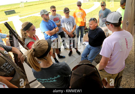 Dewitt, Iowa, USA. 19 giugno 2017. Eric lungo, Nord Scott tiro Trap allenatore della squadra, parla ai membri del team di lunedì, 19 giugno 2017, durante parctice del Clinton County sportivi Club nei pressi di DeWitt. Credito: John Schultz/Quad-City volte/ZUMA filo/Alamy Live News Foto Stock