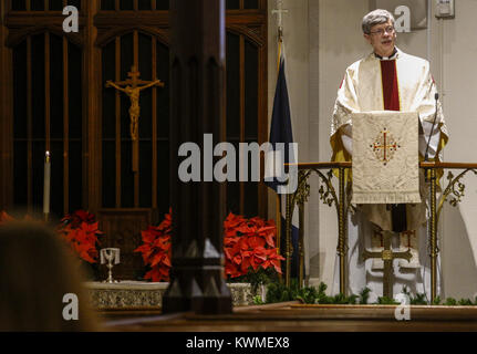 Davenport, Iowa, USA. 25 Dic, 2016. Il Rev.mo Il dott. John Horn parla al suo organismo a Trinità cattedrale vescovile a Davenport, domenica 25 dicembre, 2016. La cattedrale si svolgono due servizi per la santa Eucaristia la mattina di Natale e tre servizi alla vigilia di Natale. Credito: Andy Abeyta/Quad-City volte/ZUMA filo/Alamy Live News Foto Stock