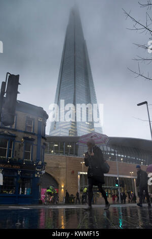 Londra, Regno Unito. 4 gennaio, 2018. È stato un inizio soggy per pendolari nella capitale dopo forti piogge durante le ore di punta in lavoro. (C) il credito: Paolo Swinney/Alamy Live News Foto Stock