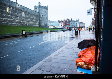 Windsor, Regno Unito. 4 gennaio, 2018. Una persona senza dimora dorme in una porta nella parte anteriore del Castello di Windsor. Simon Dudley, il leader conservatore del Royal Borough of Windsor e Maidenhead, è stata ampiamente criticata a seguito di una dichiarazione fatta ieri chiamando per l'uso di polizia di poteri giuridici per liberare la zona di persone senza dimora prima del Royal Wedding in maggio. Credito: Mark Kerrison/Alamy Live News Foto Stock