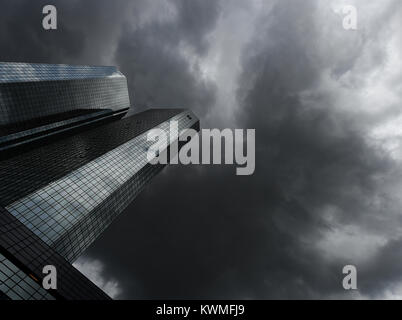 Nuvole scure passando il mouse sopra la sede del tedesco servizi bancari e finanziari corporation di Deutsche Bank a Francoforte, Germania, 20 maggio 2015. La società ha programmato la sua assemblea degli azionisti per il 21 maggio. Foto: ARNE DEDERT/dpa | Utilizzo di tutto il mondo Foto Stock