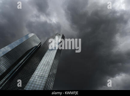 Nuvole scure passando il mouse sopra la sede del tedesco servizi bancari e finanziari corporation di Deutsche Bank a Francoforte, Germania, 20 maggio 2015. La società ha programmato la sua assemblea degli azionisti per il 21 maggio. Foto: ARNE DEDERT/dpa | Utilizzo di tutto il mondo Foto Stock