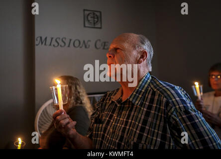 East Moline, Iowa, USA. 21 Ago, 2017. Don Führer di East Moline, un elemento permanente della chiesa si erge con la sua candela accesa durante una veglia presso la prima chiesa battista a East Moline Lunedì, Agosto 21, 2017. Trudy Appleby di Moline è scomparso il 21 agosto 1996 quando aveva appena 11 anni. Dopo 21 anni che lei non è ancora stata trovata ma le nuove informazioni è stato rilasciato dalla polizia, denominazione William ''de'' Smith come eventualmente l'ultima persona a vedere Trudy e una persona di interesse. Credito: Andy Abeyta, Quad-City volte/Quad-City volte/ZUMA filo/Alamy Live News Foto Stock