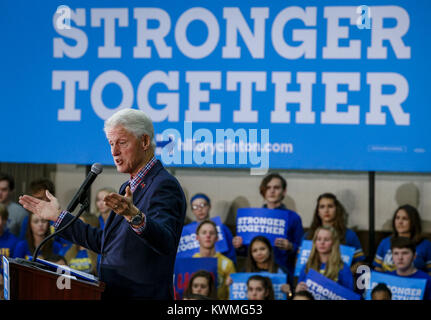 Davenport, Iowa, USA. Xiii oct, 2016. L'ex Presidente Bill Clinton risolve una folla in palestra a nord di alta scuola durante una gita in autobus fermata in Davenport giovedì 13 ottobre, 2016. L ex Presidente ha parlato a nome della moglie Hillary Clinton per la sua campagna per ufficio e incoraggiati Iowans e andare a votare. Credito: Andy Abeyta/Quad-City volte/ZUMA filo/Alamy Live News Foto Stock