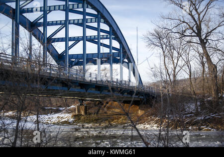 Milano, Iowa, USA. Xx Dec, 2016. L'Autostrada 67 bridge è visto oltre il fiume di roccia in Milano Martedì, 20 dicembre 2016. Gli equipaggi di volontari, insieme con il villaggio di Milano, ha completato un 1.6-mile loop trail questa caduta che fornisce un percorso per le persone tra la Hennepin Canal e il fiume Rock a Milano. Credito: Andy Abeyta/Quad-City volte/ZUMA filo/Alamy Live News Foto Stock