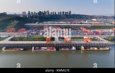 Pechino, Cina. Xiv Apr, 2017. Vista aerea mostra Guoyuan porto di Chongqing, a sud-ovest della Cina, 14 aprile 2017. Porta Guoyuan, il più grande le vie navigabili interne porta della Cina, si trova sulla parte superiore di raggiungono il fiume Yangtze e ha sviluppato in un importante multi-mode hub di trasporto, soprattutto per i treni Sino-Euro. Le statistiche rivelano che il throughput di Guoyuan porto ha raggiunto 6,97 milioni di tonnellate nel primo semestre dell anno 2017. " Mi trattano quasi 30.000 contenitori ogni anno.' detto Liu Rui, supervisore di gru a ponte team II a Guoyuan porta. Credito: Liu Chan/Xinhua/Alamy Live News Foto Stock