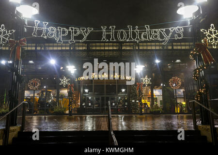 Davenport, Iowa, USA. 25 Dic, 2016. Una felice vacanza segno è visto alla scala per la John Deere Pavilion di Moline, domenica 25 dicembre, 2016. L'illuminazione del commons è un evento annuale presso il padiglione che ha celebrato il suo ventesimo anno di questa stagione. Credito: Andy Abeyta/Quad-City volte/ZUMA filo/Alamy Live News Foto Stock