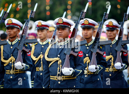 No Gen. Pyi Taw, Myanmar. 4 gennaio, 2018. Guardia d'onore partecipare a una cerimonia di premiazione che si terrà a segnare il Myanmar il settantesimo giorno di indipendenza in Nay Gen. Pyi Taw, Myanmar, gen. 4, 2018. Credito: U Aung/Xinhua/Alamy Live News Foto Stock