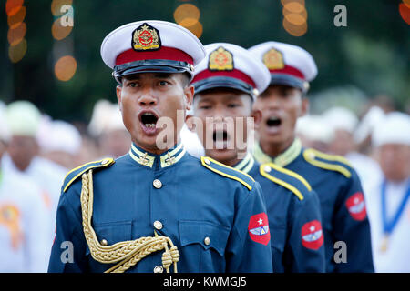 No Gen. Pyi Taw, Myanmar. 4 gennaio, 2018. Guardia d'onore partecipare a una cerimonia di premiazione che si terrà a segnare il Myanmar il settantesimo giorno di indipendenza in Nay Gen. Pyi Taw, Myanmar, gen. 4, 2018. Credito: U Aung/Xinhua/Alamy Live News Foto Stock