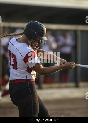 Davenport, Iowa, USA. 10 Luglio, 2017. Assunzione catcher Emma Valainis (13) oscilla in una sfera durante il loro 3A softball regionale finale al San Vincenzo Centro in Davenport Lunedì, 10 luglio 2017. Assunzione sconfitto West Liberty 10-0 per passare allo stato torneo. Credito: Andy Abeyta, Quad-City volte/Quad-City volte/ZUMA filo/Alamy Live News Foto Stock