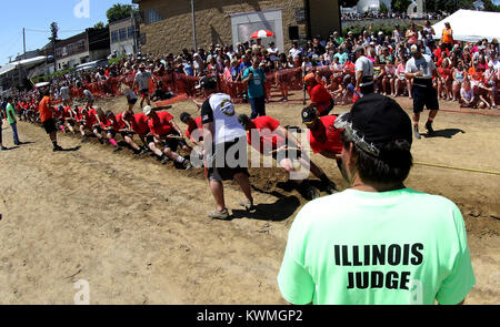 Leclaire, Iowa, USA. 12 Ago, 2017. Illinois giudice Brett McCormick mantiene un occhio sulla trazione sul lato LeClaire, Sabato, 12 agosto 2017, durante il trentunesimo Tugfest annuale tra LeClaire Iowa e Port Byron Illinois. Credito: John Schultz/Quad-City volte/ZUMA filo/Alamy Live News Foto Stock