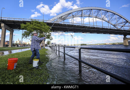 Davenport, Iowa, USA. 29 Maggio, 2017. A.J. Flynn di Davenport bobine in un piccolo dente mentre la pesca lungo il Mississippi Riverfront di Centennial Park a Davenport lunedì 29 maggio, 2017. A bloccare e Dam 15 al Rock Island, il fiume era a livelli moderati di flood stadio a 16,6 piedi tardi Domenica. Stadio di inondazione è di 15 piedi. È previsto che il Crest a 17,1 piedi mercoledì a mezzogiorno e inizieranno a cadere giovedì sera. Credito: Andy Abeyta, Quad-City volte/Quad-City volte/ZUMA filo/Alamy Live News Foto Stock