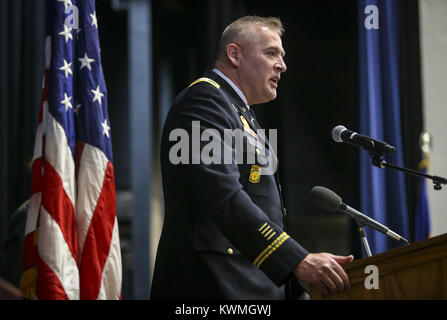 Davenport, Iowa, USA. 6 dicembre, 2017. Il Colonnello Kenneth J. Tauke, Garrison Commander Rock Island Arsenal parla delle sue esperienze come un organo di servizio in Kahler Auditorium al Davenport Central High School di Mercoledì, 6 dicembre 2017. La scuola ha ospitato per la quinta assemblea annuale omaggio ai soldati caduti per onorare gli uomini e le donne da Davenport che sono stati uccisi in azione con una particolare attenzione per gli ex alunni di Davenport Central High School. Credito: Andy Abeyta/Quad-City volte/ZUMA filo/Alamy Live News Foto Stock