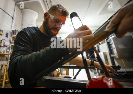 Davenport, Iowa, USA. Xxi Dec, 2016. Mark Van Osdel di Le Claire utilizza un martinetto per pizzicare e forma il suo vaso in vetro caldo studio in Davenport Mercoledì, Dicembre 21, 2016. Van Osdel è un veterano che attualmente sta imparando la forma d'arte da Joel Ryser chi corre in vetro caldo, una organizzazione non profit e business a Davenport che offre gratuitamente la soffiatura del vetro alle classi di veterani e a rischio i bambini. Credito: Andy Abeyta/Quad-City volte/ZUMA filo/Alamy Live News Foto Stock