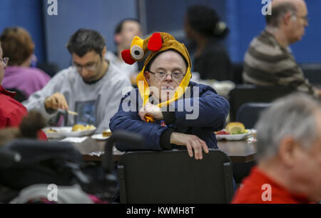 Davenport, Iowa, USA. Xv Nov, 2017. Un client si appoggia sul retro della sua cattedra all'Hickory Grove campus di portatori di handicap Centro di sviluppo in Davenport Mercoledì, 15 novembre 2017. Il Davenport Associazione di polizia ha celebrato lo spirito di rendimento di grazie di servire i clienti e il personale i disabili Centro per lo sviluppo del credito: Andy Abeyta/Quad-City volte/ZUMA filo/Alamy Live News Foto Stock