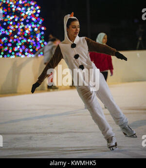 Bettendorf, Iowa, USA. 22 Dic, 2016. Jean VanHoosier, 13, di Eldridge pattini in costume al outdoor pista di pattinaggio su ghiaccio a congelato lo sbarco in Bettendorf giovedì, 22 dicembre 2016. I pattinatori da pattinaggio artistico Club dei quad città hanno preso il ghiaccio in molti costumi di vacanza per un flash mob performance di stile. Credito: Andy Abeyta/Quad-City volte/ZUMA filo/Alamy Live News Foto Stock