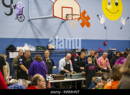 Davenport, Iowa, USA. Xv Nov, 2017. Davenport ufficiali delle forze di polizia e i dipendenti servono pasti all'Hickory Grove campus di portatori di handicap Centro di sviluppo in Davenport Mercoledì, 15 novembre 2017. Il Davenport Associazione di polizia ha celebrato lo spirito di rendimento di grazie di servire i clienti e il personale i disabili Centro per lo sviluppo del credito: Andy Abeyta/Quad-City volte/ZUMA filo/Alamy Live News Foto Stock