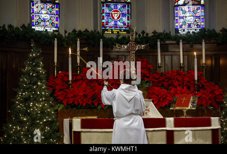 Davenport, Iowa, USA. 25 Dic, 2016. Le candele accese come gli ospiti arrivano alla Trinità cattedrale vescovile a Davenport, domenica 25 dicembre, 2016. La cattedrale si svolgono due servizi per la santa Eucaristia la mattina di Natale e tre servizi alla vigilia di Natale. Credito: Andy Abeyta/Quad-City volte/ZUMA filo/Alamy Live News Foto Stock