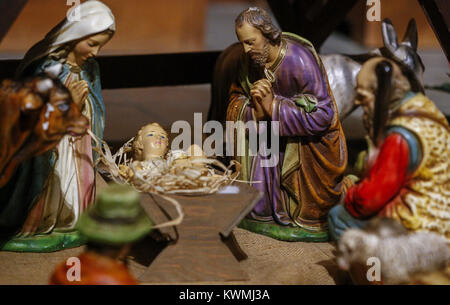 Davenport, Iowa, USA. 25 Dic, 2016. La scena della Natività è visualizzato nella Trinità cattedrale vescovile a Davenport, domenica 25 dicembre, 2016. La cattedrale si svolgono due servizi per la santa Eucaristia la mattina di Natale e tre servizi alla vigilia di Natale. Credito: Andy Abeyta/Quad-City volte/ZUMA filo/Alamy Live News Foto Stock