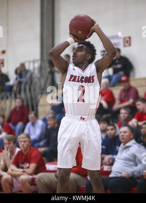 Davenport, Iowa, USA. L'8 dicembre, 2017. Davenport West Malik Westerfield (2) prende un colpo durante il quarto trimestre del loro gioco al Davenport West High School il Venerdì, 8 dicembre 2017. Credito: Andy Abeyta/Quad-City volte/ZUMA filo/Alamy Live News Foto Stock