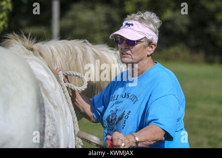 Illinois City, Iowa, USA. 3° Ott, 2017. Illinois City Club sella presidente Cathy Bizarri stallieri il suo cavallo dopo il maneggio a forte tuono Forest Preserve in Illinois City il Martedì, 3 ottobre 2017. Il Hayburners 4-H Club ospiterà la terza marcia annuale per fame Horse Show beneficiando l'ansa del fiume Foodbank Sabato seguita dall'Illinois City Club Sella che ospiterà il Wade Maynard Memorial Show la Domenica. Credito: Andy Abeyta, Quad-City volte/Quad-City volte/ZUMA filo/Alamy Live News Foto Stock