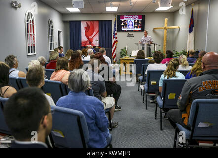 East Moline, Iowa, USA. 21 Ago, 2017. Pastore Dan Yeager parla durante una veglia presso la prima chiesa battista a East Moline Lunedì, Agosto 21, 2017. Trudy Appleby di Moline è scomparso il 21 agosto 1996 quando aveva appena 11 anni. Dopo 21 anni che lei non è ancora stata trovata ma le nuove informazioni è stato rilasciato dalla polizia, denominazione William ''de'' Smith come eventualmente l'ultima persona a vedere Trudy e una persona di interesse. Credito: Andy Abeyta, Quad-City volte/Quad-City volte/ZUMA filo/Alamy Live News Foto Stock