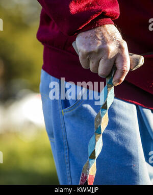 Bettendorf, Iowa, USA. 22 ottobre, 2016. Bob Tucker, 93, di Davenport passeggiate fino alla cima di una collina a una buca per il fuoco con la sua artisticamente scolpita la canna da zucchero in blue grass sabato 22 ottobre, 2016. Il Falco nero Escursionismo Club aumentato tra sei miglia di percorsi su 250 acri di terreno di proprietà privata vicino a Blue Grass. Il club si sta avvicinando la 97th anno e 2,550th escursione come un club. Credito: Andy Abeyta/Quad-City volte/ZUMA filo/Alamy Live News Foto Stock