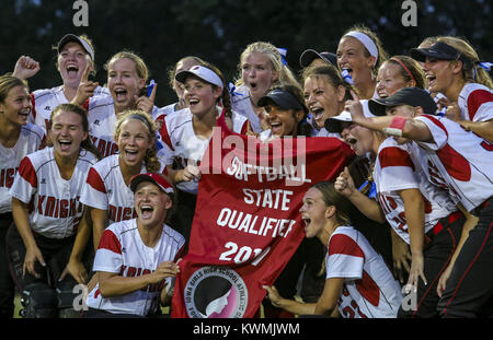 Davenport, Iowa, USA. 10 Luglio, 2017. Assunzione giocatori tenere alto il loro banner qualificatore dopo aver vinto il loro 3A softball regionale finale al San Vincenzo Centro in Davenport Lunedì, 10 luglio 2017. Assunzione sconfitto West Liberty 10-0 per passare allo stato torneo. Credito: Andy Abeyta, Quad-City volte/Quad-City volte/ZUMA filo/Alamy Live News Foto Stock