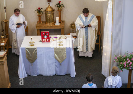 Il bufalo, Iowa, USA. Il 18 giugno, 2017. Massa è portare presso San Pietro Chiesa cattolica in Buffalo Domenica, 18 giugno 2017. Festeggia il suo centocinquantesimo anniversario sul 29th, San Pietro è una delle chiese più antiche di Scott County continuano ad occupare la sua costruzione originale. Credito: Andy Abeyta, Quad-City volte/Quad-City volte/ZUMA filo/Alamy Live News Foto Stock