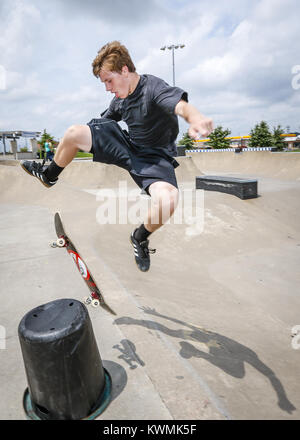 Davenport, Iowa, USA. 1 agosto, 2016. Kyle Kramer, 14, di Davenport ollies fino a cancellare un cestino rovesciato botte al Davenport Skatepark lunedì 1 agosto 2016. Credito: Andy Abeyta/Quad-City volte/ZUMA filo/Alamy Live News Foto Stock