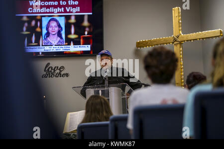 East Moline, Iowa, USA. 21 Ago, 2017. Dennis Appleby, padre di Trudy Appleby, mette in pausa mentre si parla di nuove informazioni per quanto riguarda la perdita di sua figlia durante una veglia in suo onore alla prima chiesa battista a East Moline Lunedì, Agosto 21, 2017. Trudy Appleby di Moline è scomparso il 21 agosto 1996 quando aveva appena 11 anni. Dopo 21 anni che lei non è ancora stata trovata ma le nuove informazioni è stato rilasciato dalla polizia, denominazione William ''de'' Smith come eventualmente l'ultima persona a vedere Trudy e una persona di interesse. (Credito Immagine: © Andy Abeyta, Quad-City volte/Quad-City volte v Foto Stock