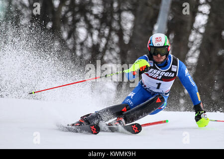 Zagabria, Croazia. 04 gen 2018. Stefano lordo di Ita compete durante l'Audi FIS Coppa del Mondo di Sci Alpino Slalom Mens, Snow Queen Trophy 2018 a Zagabria in Croazia. Credito: Goran Jakuš/Alamy Live News Foto Stock