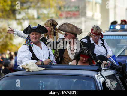 Davenport, Iowa, USA. 29 ott 2016. Una limousine che trasportano i pirati passa attraverso la Halloween Parade lungo la West 3rd Street nel centro di Davenport Sabato 29 Ottobre, 2016. Credito: Andy Abeyta/Quad-City volte/ZUMA filo/Alamy Live News Foto Stock