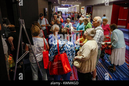 Davenport, Iowa, USA. 25 Ago, 2016. Gli anziani di attendere in linea per una conferenza durante il Senior Health & Lifestyle fiera presso la Rhythm City Casino Resort a Davenport Giovedì 25 Agosto, 2016. Credito: Andy Abeyta/Quad-City volte/ZUMA filo/Alamy Live News Foto Stock