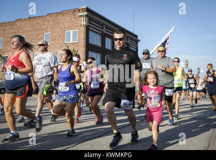 Davenport, Iowa, USA. Il 4° agosto 2016. I corridori prendere il via nel primo blocco del 5k gara in fabbrica East Moline giovedì 4 agosto, 2016. La libertà eseguire 5k, che presentava un capretto ostacolo e un miglio di gara nonché il 5k stesso, si è svolta nel centro di East Moline come un vantaggio ai militari locali le famiglie. Credito: Andy Abeyta/Quad-City volte/ZUMA filo/Alamy Live News Foto Stock