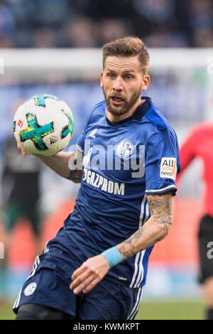 Francoforte, Deutschland. Xvi Dec, 2017. Guido BURGSTALLER (GE) in Aktion con sfera, halbe figura, Halbfigur; Fussball 1. Bundesliga, Saison 2017/2018, 17. Giornata Eintracht Francoforte (F) - FC Schalke 04 (GE) 2:2, am 16.12.2017 in Frankfurt am Main/Germania. |L'utilizzo del credito in tutto il mondo: dpa/Alamy Live News Foto Stock