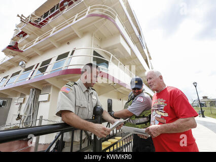 Davenport, Iowa, USA. 1 agosto, 2016. Primo Mate Aaron Kirk della nave in Mississippi, sinistra, marinaio Doc Dooley, centro di parlare con Bob Wayt di Davenport come egli mostra le foto della sua drag racing barche e racconta storie della Marina presso il River Heritage Park a Davenport lunedì 1 agosto 2016. Gli Stati Uniti Esercito di ingegneri, isola di roccia distretto, come parte del suo centocinquantesimo anniversario, ospiterà un pubblico open house a bordo della nave in Mississippi, il più grande towboat sul Mississippi. Credito: Andy Abeyta/Quad-City volte/ZUMA filo/Alamy Live News Foto Stock