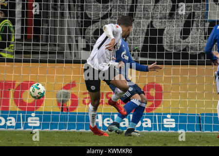 Francoforte, Deutschland. Xvi Dec, 2017. Sebastian Haller (F)(vorn) erzielt per Hacke obiettivo das zum 2:0; Hackentor; Fussball 1. Bundesliga, Saison 2017/2018, 17. Giornata Eintracht Francoforte (F) - FC Schalke 04 (GE) 2:2, am 16.12.2017 in Frankfurt am Main/Germania. |L'utilizzo del credito in tutto il mondo: dpa/Alamy Live News Foto Stock