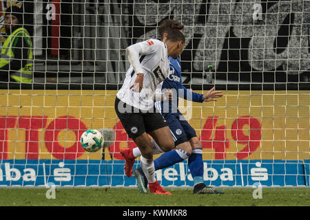 Francoforte, Deutschland. Xvi Dec, 2017. Sebastian Haller (F)(vorn) erzielt per Hacke obiettivo das zum 2:0; Hackentor; Fussball 1. Bundesliga, Saison 2017/2018, 17. Giornata Eintracht Francoforte (F) - FC Schalke 04 (GE) 2:2, am 16.12.2017 in Frankfurt am Main/Germania. |L'utilizzo del credito in tutto il mondo: dpa/Alamy Live News Foto Stock