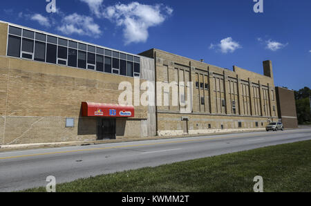 Davenport, Iowa, USA. 8 Ago, 2017. L'ingresso anteriore dell'ex Hostess impianto in Davenport è visto su Martedì, 8 agosto 2017. Lo stabilimento è stato costruito nel 1929 e ha trascorso la maggior parte della sua vita la meraviglia di produzione di pane, torte e ciambelle. La produzione terminò nel 2005 e la struttura divenne un centro di distribuzione per un numero di anni. La proprietà è attualmente di proprietà di developer Dan Dolan che progetta di girare l'edificio in appartamenti facendo uso del sito della vista del fiume Mississippi. Credito: Andy Abeyta, Quad-City volte/Quad-City volte/ZUMA filo/Alamy Live News Foto Stock