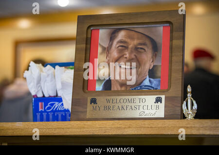 Isola di roccia, Iowa, USA. Xxiv Maggio, 2017. Una fotografia di un ex Presidente Ronald Reagan è visto nei pressi dell'ingresso alla città limiti Saloon in Isola di roccia Mercoledì 24 Maggio, 2017. Isola di roccia County Republicans raccogliere ogni mercoledì mattina presso il ristorante come Ronald Reagan Prima Colazione Club, fornendo un posto per loro di raccogliere e condividere idee e opinioni su entrambi i locali e nazionali di eventi politici e dibattiti. Credito: Andy Abeyta, Quad-City volte/Quad-City volte/ZUMA filo/Alamy Live News Foto Stock