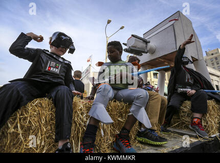 Davenport, Iowa, USA. 29 ott 2016. I bambini vestiti in Star Wars costumi cavalcata in Halloween Parade lungo la West 3rd Street nel centro di Davenport Sabato 29 Ottobre, 2016. Credito: Andy Abeyta/Quad-City volte/ZUMA filo/Alamy Live News Foto Stock