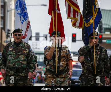 Davenport, Iowa, USA. 29 ott 2016. La guardia di colore conduce la Halloween Parade lungo la West 3rd Street nel centro di Davenport Sabato 29 Ottobre, 2016. Credito: Andy Abeyta/Quad-City volte/ZUMA filo/Alamy Live News Foto Stock