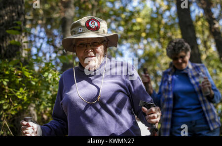 Bettendorf, Iowa, USA. 22 ottobre, 2016. Mary Ann Maxwell, 84, di Davenport escursioni a piedi in discesa in blue grass sabato 22 ottobre, 2016. Il Falco nero Escursionismo Club aumentato tra sei miglia di percorsi su 250 acri di terreno di proprietà privata vicino a Blue Grass. Il club si sta avvicinando la 97th anno e 2,550th escursione come un club. Credito: Andy Abeyta/Quad-City volte/ZUMA filo/Alamy Live News Foto Stock