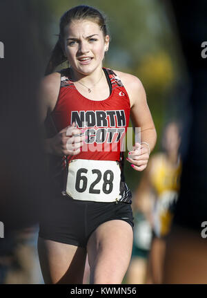 Bettendorf, Iowa, USA. Xx oct, 2016. Scott del nord del sophomore Clydesdale Sommer si avvicina al traguardo dell'Iowa classe 4uno studente membro-qualifiche cross country si incontrano a Crow Creek Park in Bettendorf giovedì, 20 ottobre 2016. Clydesdale finito terzo per il suo team e il dodicesimo assoluto con un tempo di 20:04. La top 15 finisher in ogni gara farà avanzare lo stato soddisfare. Credito: Andy Abeyta/Quad-City volte/ZUMA filo/Alamy Live News Foto Stock