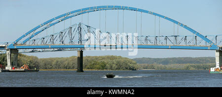 Savana, Iowa, USA. Xxi oct, 2017. Una barca che si muove in basso lungo il Fiume Mississippi sotto il nuovo e il vecchio savana/ Sabula bridge, Sabato, Ottobre 21, 2017, durante Bridgefest e l'ultima corsa evento. Il ponte vecchio è slated per essere demolita quando il nuovo ponte si apre. Credito: John Schultz/Quad-City volte/ZUMA filo/Alamy Live News Foto Stock